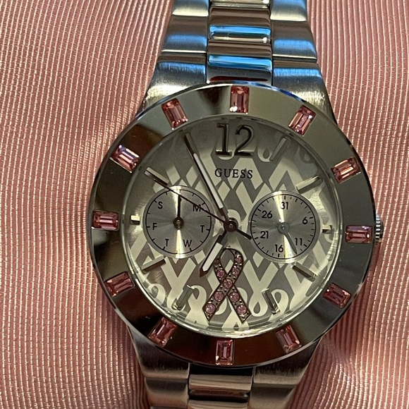 BRAND NEW NEVER WORN GUESS WATCH - Picture 2 of 2